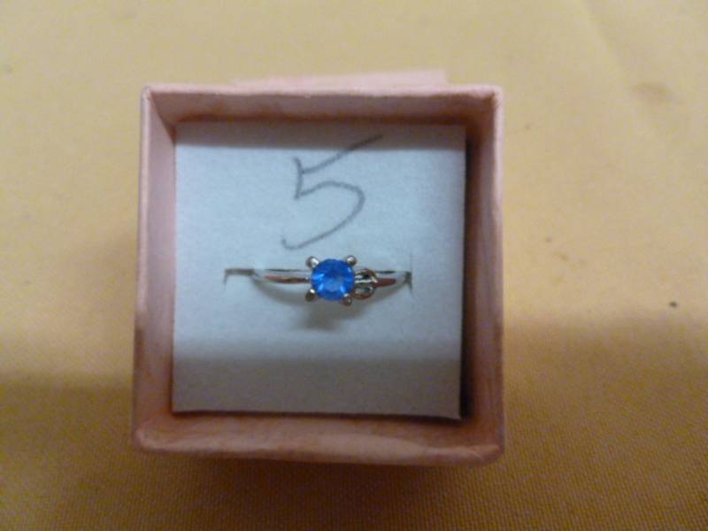 lot 95 image: Ladies Ring