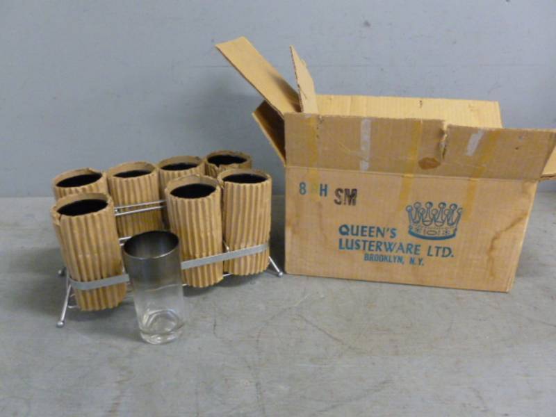 lot 100 image: New Vintage Glass Set