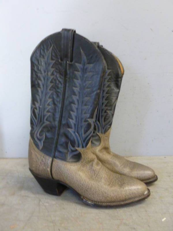 lot 140 image: Tony Lama Boots