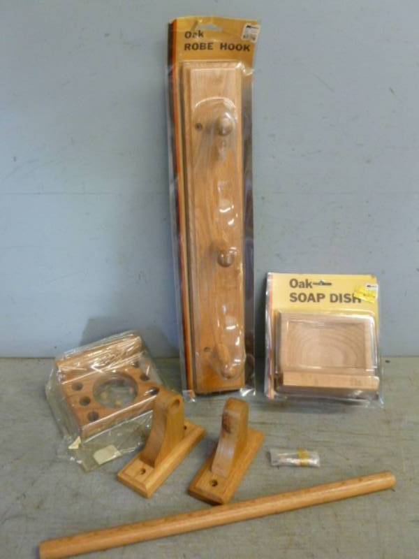 lot 173 image: Bathroom Set