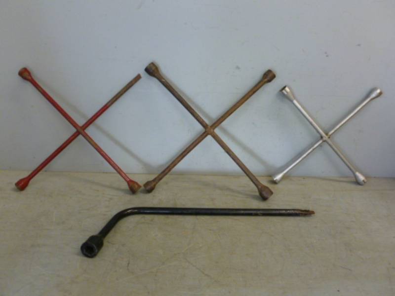 lot 200 image: Lug Wrenches