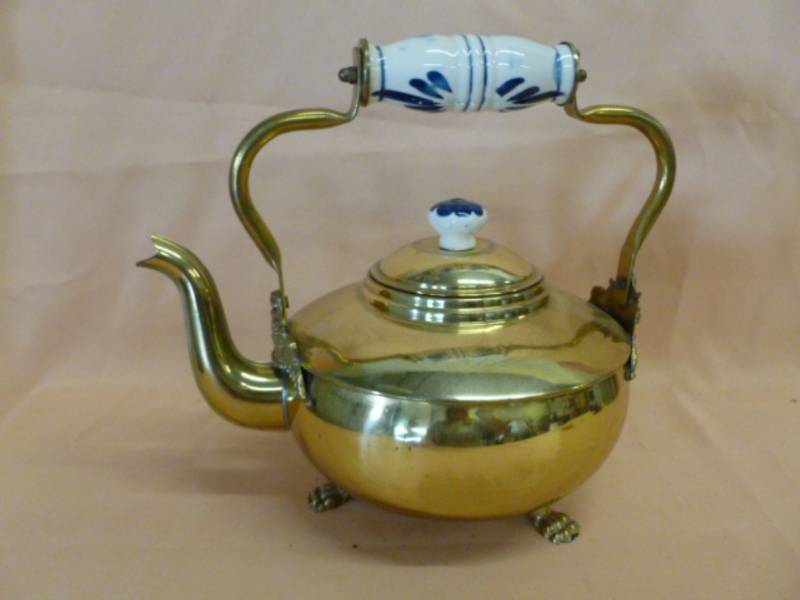 lot 218 image: Vintage Tea Pot