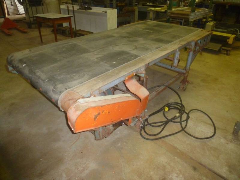 lot 26 image: Belt Feed Table