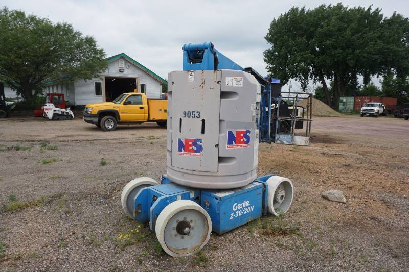 lot 7 image: 1997 Genie Model Z3020N Electric Articulating Boom Lift