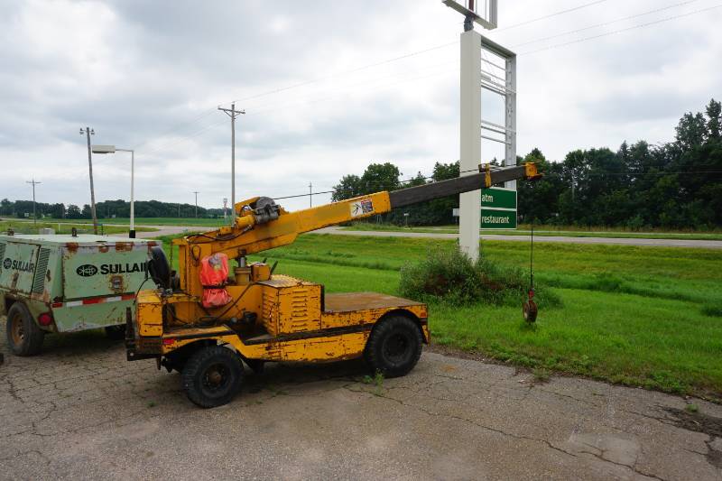 lot 8 image: Grove Model 4000 Truck Crane