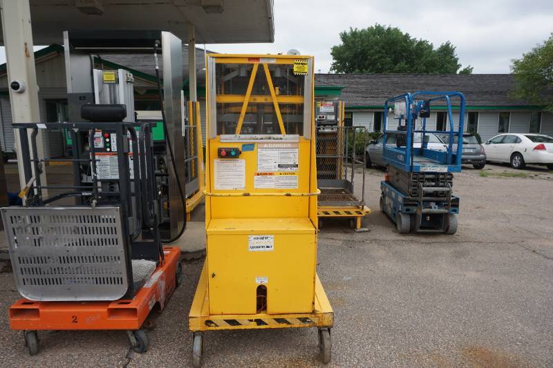 lot 10 image: Bil Jax XLT 1571 Work Force Stock Picker Electric Personnel Lift