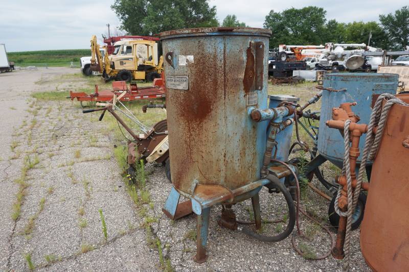 lot 19 image: Bower Tools Bowen Blaster Model 12CAPBKD Commercial Sand Blasting Pot