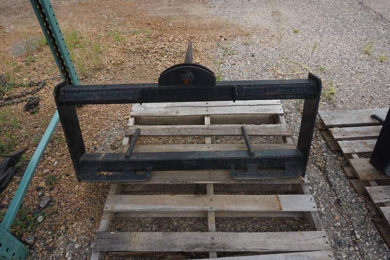 lot 17 image: Universal Mount Bobcat Skid Loader Skid Steer Bale Handling ForkSpear Attachment
