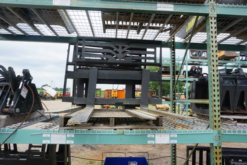 lot 15 image: Universal Mount Bobcat Skid Loader Skid Steer 48 Pallet Fork Attachment