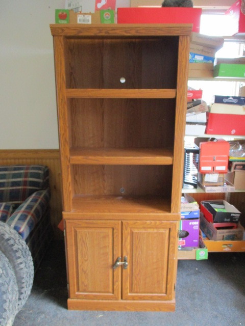 lot 18 image: Book shelf