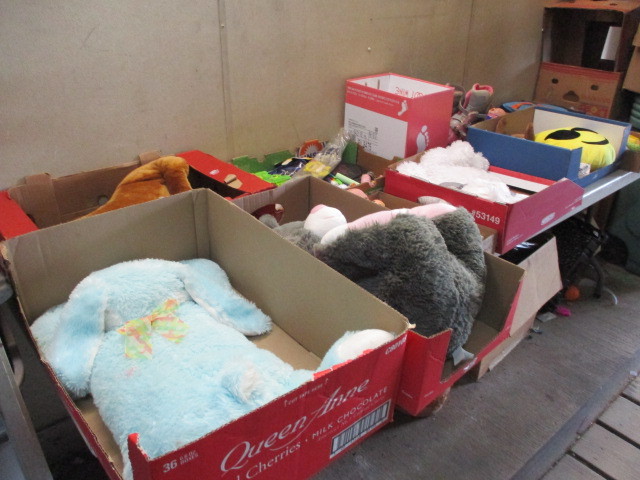 lot 21 image: Toys