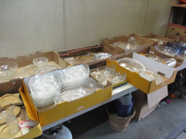 lot 24 image: Glassware