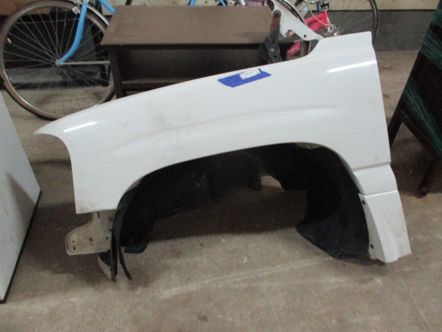 lot 32 image: 2002 Denali Fender