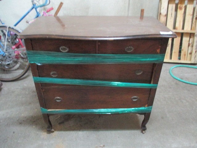 lot 33 image: Chest