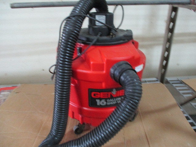 lot 28 image: Genie 16 Gallon Shop Vac