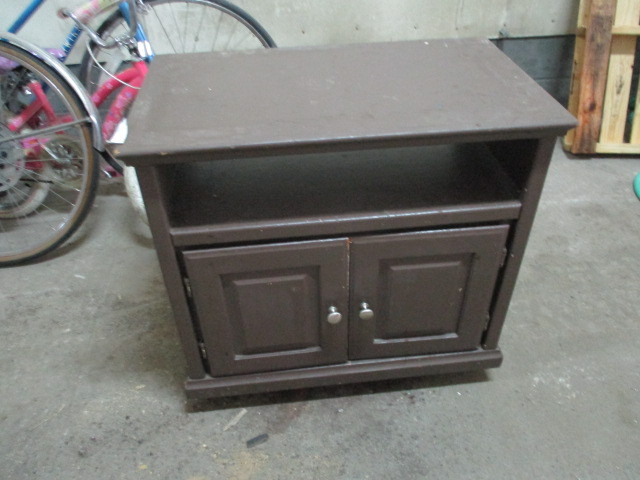 lot 39 image: TV Stand