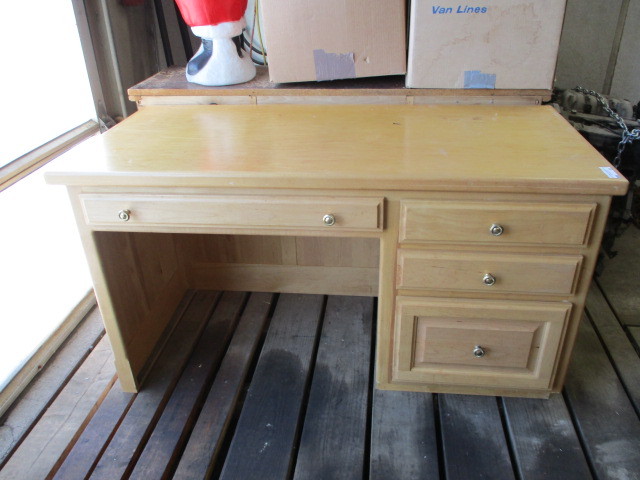 lot 53 image: Desk