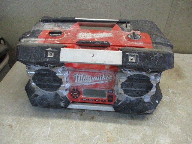 lot 60 image: Milwaukee ChargerRadio