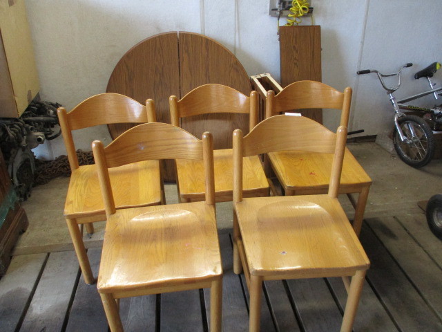 lot 78 image: Kitchen Table and chairs