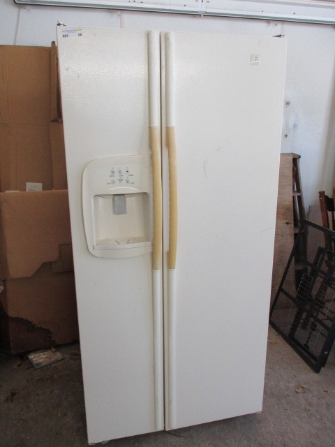 lot 86 image: Maytag FridgeFreezer