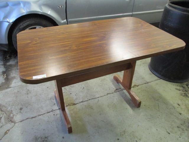 lot 122 image: Table