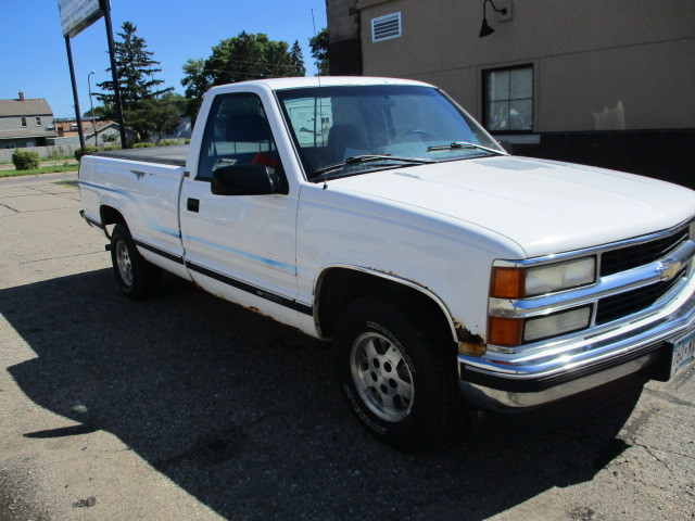 lot 3 image: 1995 Chevy Truck
