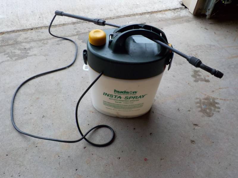 lot 9 image: Battery Operated Sprayer- uses 4 si...