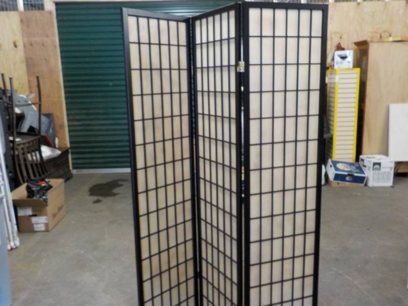 lot 17 image: 3 Panel Screen- each panel 17 x 70...