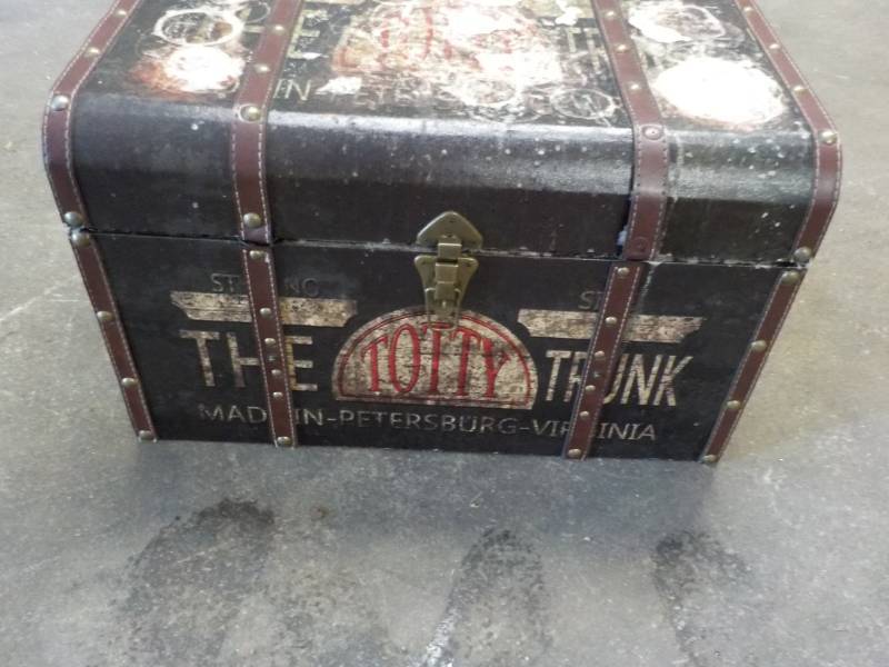 lot 25 image: Trunk 22 x 13 x 14...