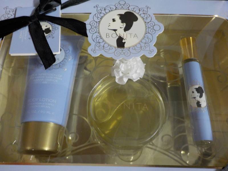 lot 32 image: 2 Boxes of Ariana Grande Fragrance ...
