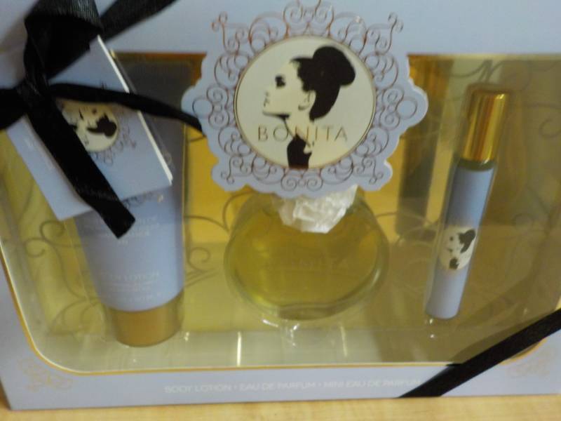 lot 33 image: 2 Boxes of Ariana Grande Fragrance ...