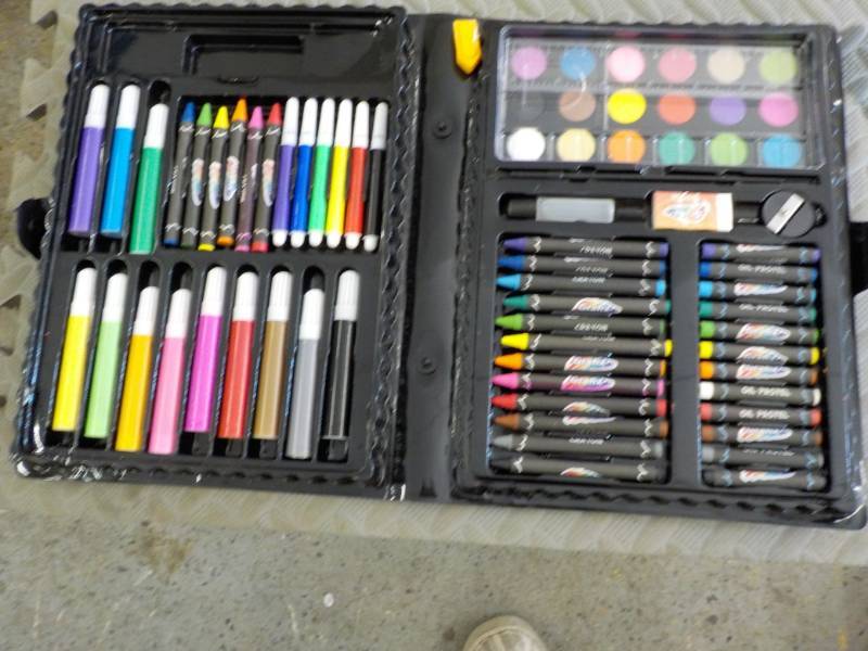 lot 76 image: 80 Piece Art Set...