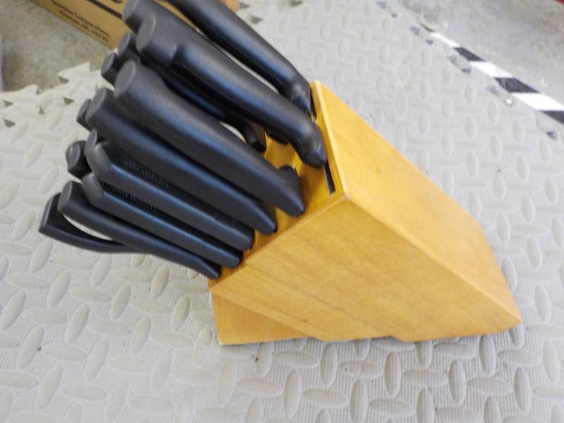lot 104 image: 16 Piece Knife Set with Wood Holder...