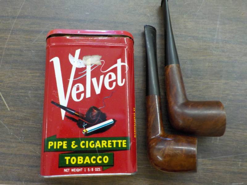 lot 107 image: Velvet Tin and 2 Pipes...