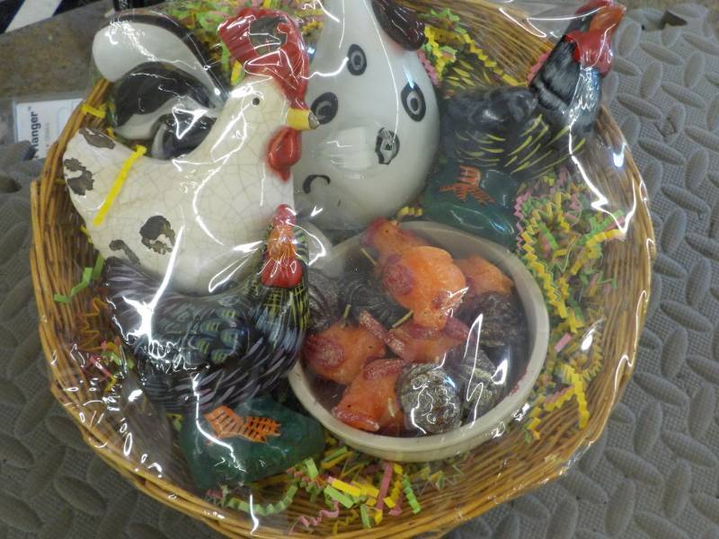 lot 122 image: Chicken and Candles Gift Set...