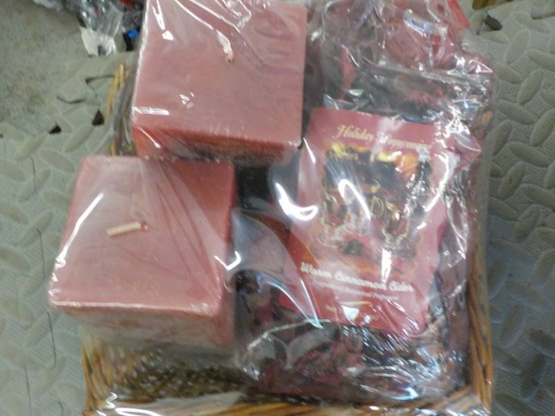 lot 123 image: Warm Cinnamon Cider Candle Gift Set...
