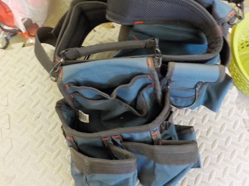lot 151 image: Husky Heavy Duty Carpenter Belt...