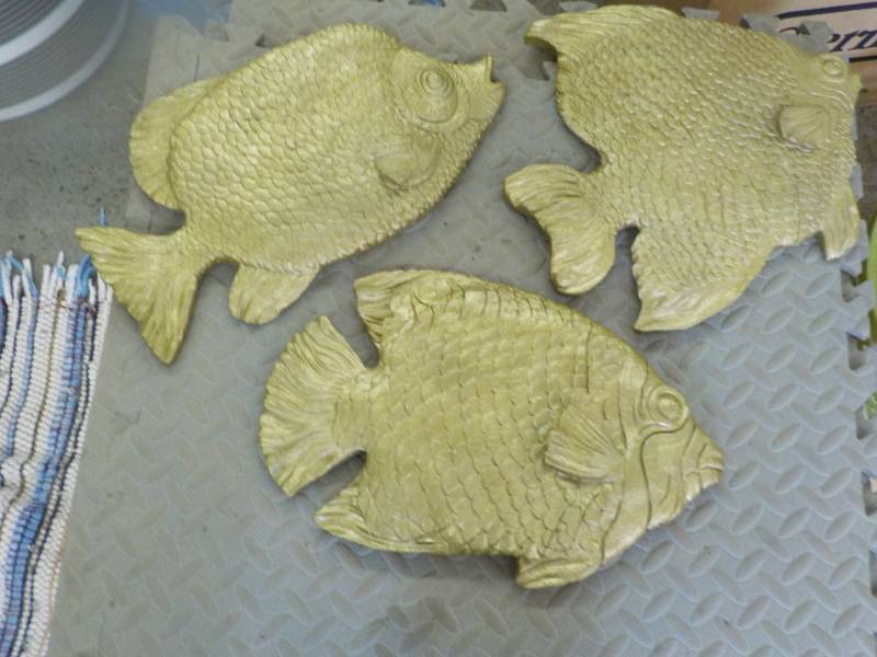 lot 173 image: 3 Fish Dcor and Small Rug...