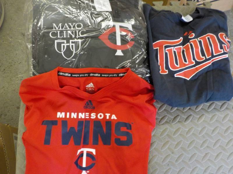 lot 204 image: 2 Twins T Shirts XL Youth and New B...
