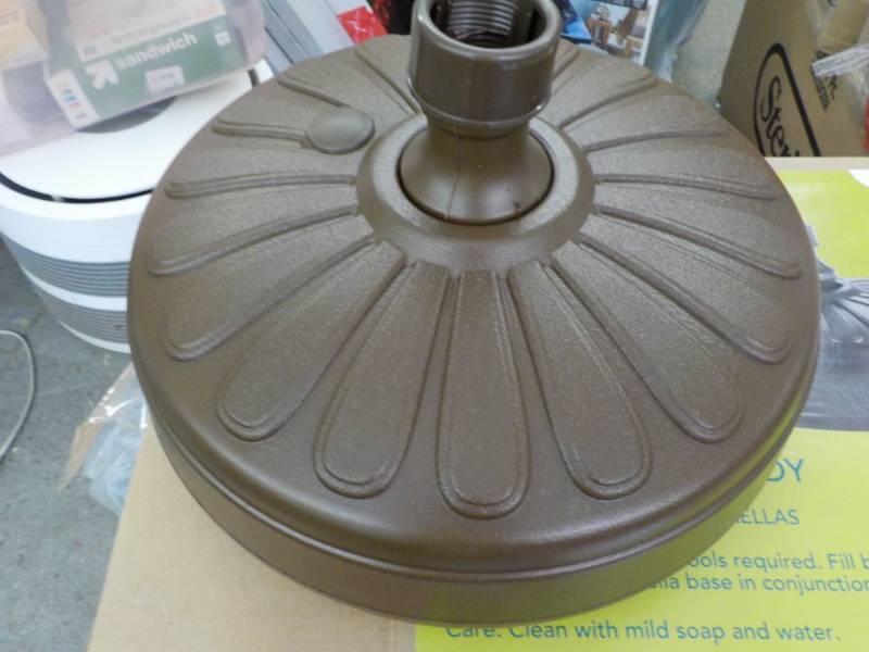 lot 207 image: New RE Umbrella Base durable Molde...