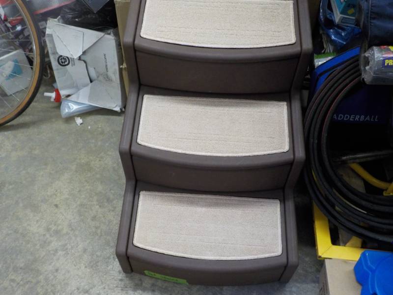 lot 234 image: 3 Step Pet Stairs 20 x 23...