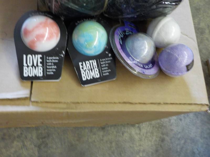 lot 291 image: 6 Bath Bombs...