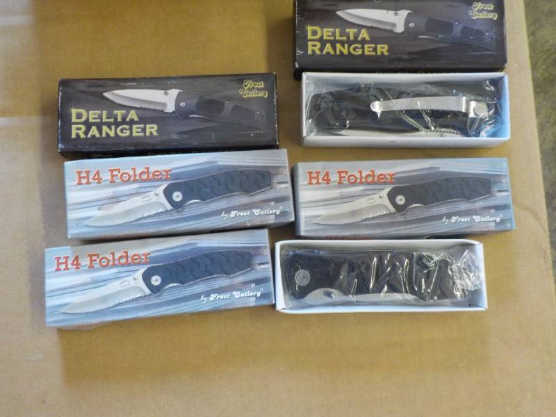 lot 306 image: 3 - H4 Folder Knives and 2 Delta Ra...