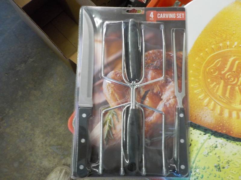 lot 315 image: 4 Piece Carving Set new in package...