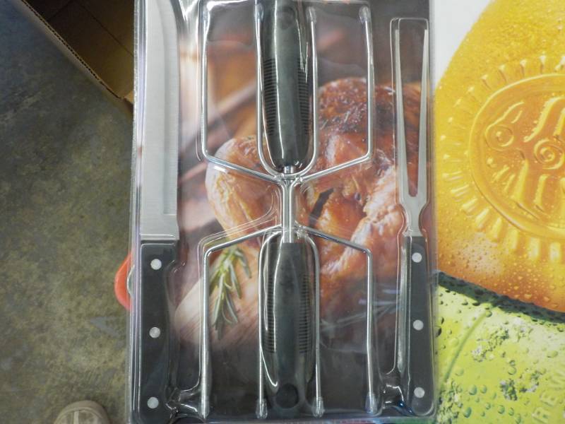 lot 316 image: 4 Piece Carving Set new in package...