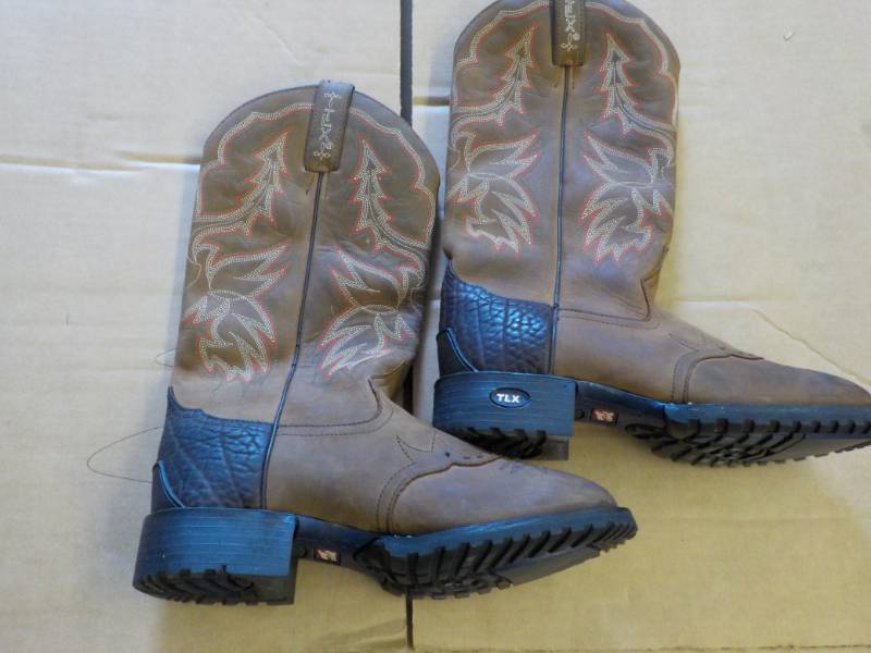 lot 332 image: Pair of Tony Lane Leather Boots XT3...