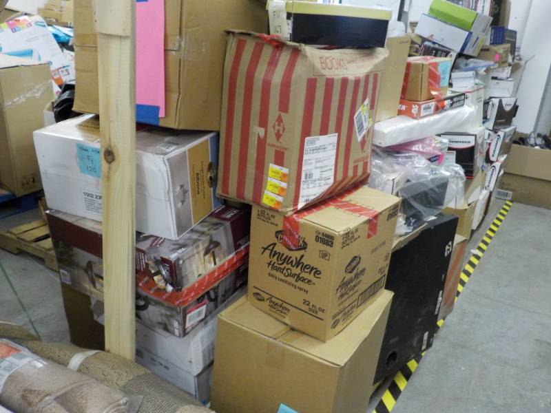 lot 361 image: Pallet of unclaimed merchandise se...