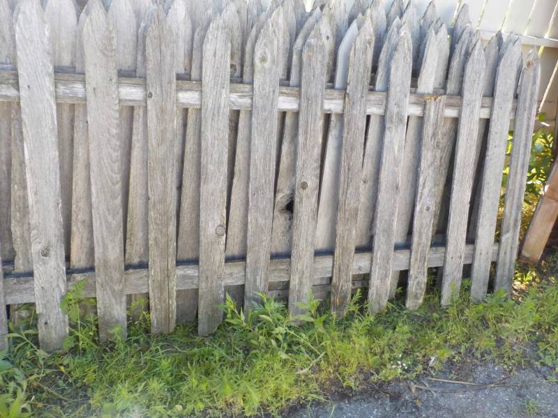 lot 376 image: 4 Panels of Picket Fencing 90 x 46...