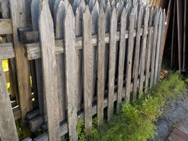 lot 377 image: 4 Panels of Picket Fencing 90 x 46...