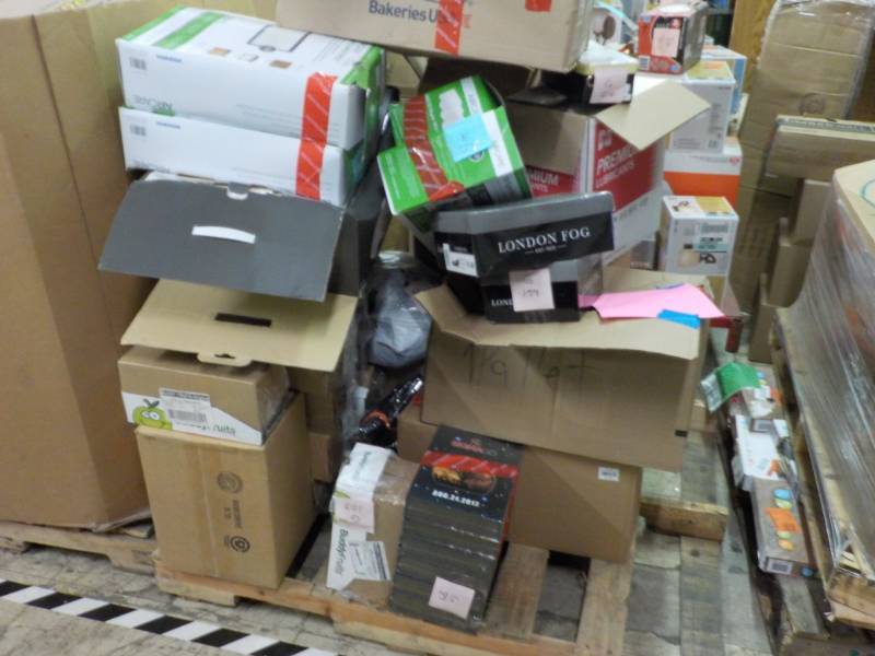 lot 382 image: Pallet of unclaimed merchandise se...